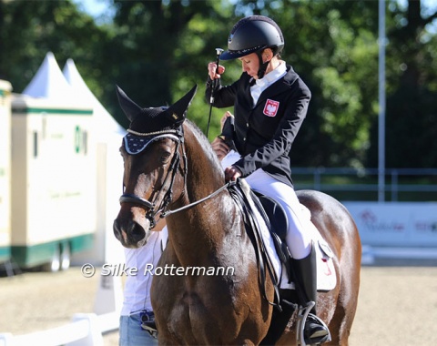 Getting ready in the heat: Monika Bartys from Poland and Caspar.