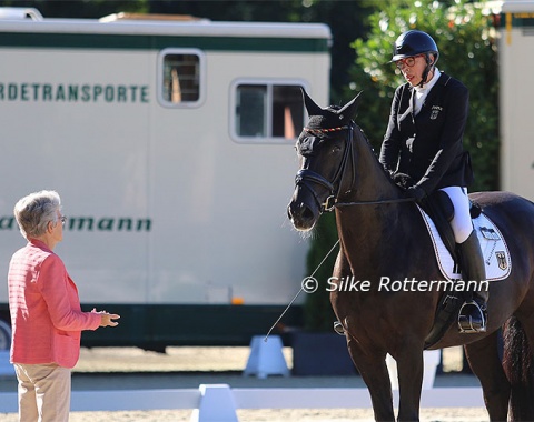 Right after entering the arena, the bell rang and Anne Prain came out of her judges’ box to give an explanation to Heidemarie Dresing.