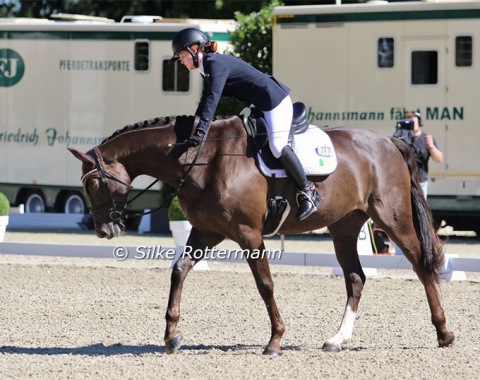 Looped reins help Irish rider Jessica Mckenna to allow her attractive 13-year-old Oldenburg gelding Davidoff (by Diamedes-Rubinstein I) to stretch.