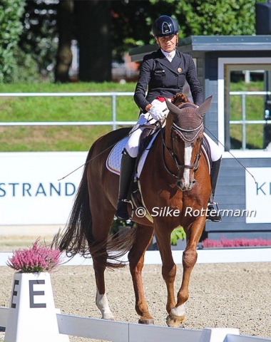 Barbara Minneci from Belgium in the turn on the haunches with her 14-year-old Oldenburg gelding Stuart (by Sir Donnerhall).