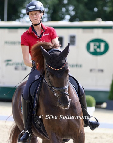 German Grade V rider Regine Mispelkamp and the KWPN gelding Highlander Delight’s (by Florencio x Jazz) working focused with German national coach Silke Fütterer.