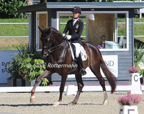 German Regine Mispelkamp and the Dutch bred gelding Highlander Delight’ (by Florencio) on their way to individual bronze.