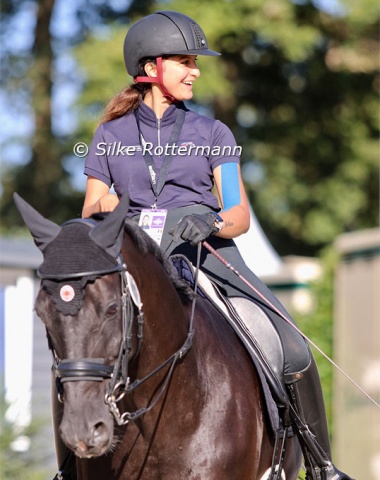 France’s Chiara Zenati all-smile on Swing Royal IFCE (by Royal Blend-Matcho AA).