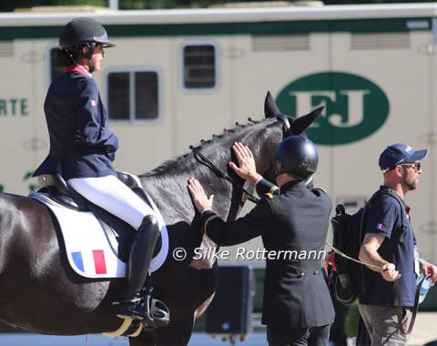 The trio around Swing Royal IFCE: Chiara Zenati, trainer Sebastien Goyheinex and groom Geoffrey Podsiedlik directly after the ride.