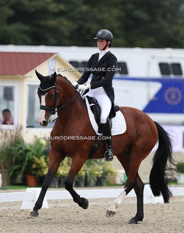 Lune Karoline Müller on For Sunshine (by Floriscount x Rascalino)