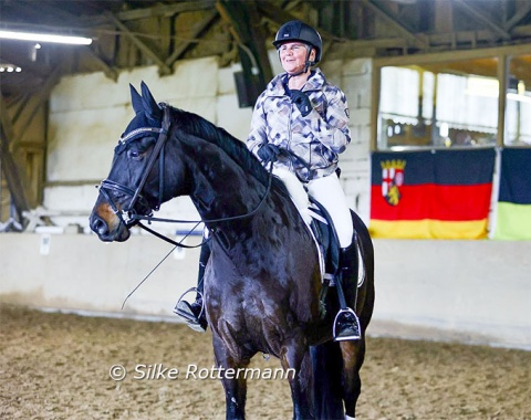 Gräf introducing San Diamond  to the audience. The horse is attentive, but very relaxed.