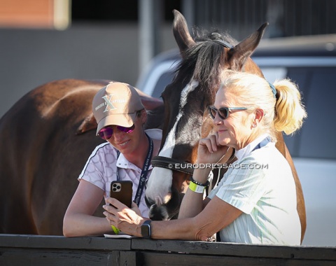 Two Tina's share a laugh (Irwin and Konyot, Guernsey Elvis has a look on the cell phone too)