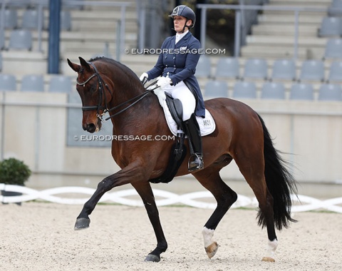 Anabel Balkenhol on High Five (by Hohenstein x Den Niro)