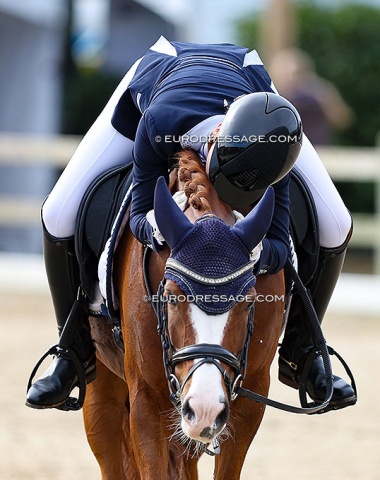 Dutch Maud Giethoorn hugs Dancing Kiss (by Lomansheide Brent x Kanshebber)