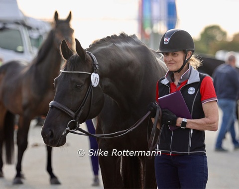 Waiting their turn: Nicole Geiger and Donar Weltino  (by Dante Weltino - De Niro)  faced the hustle-bustle around him during the vet-check with great relaxation
