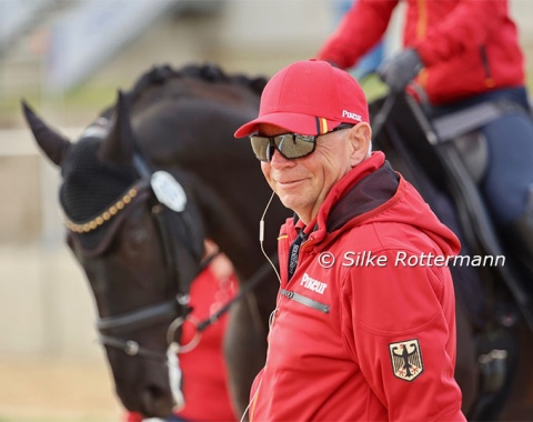 With a big contingent of German riders, German co national-coach Rolf Grebe was in continuous service.