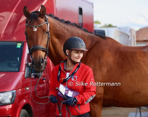 Nicole Geiger’s 19-year-old United-son Amigo and his groom Nathalie Mayoraz patiently waiting at the vet-check