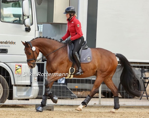 Germany’s Grade III rider Melanie Wienand did some relaxed rounds on the big jumping warm-up arena with her trusted partner Lemony’s Loverboy, a 11-year-old gelding by Lemony’s Nicket x Fürst Piccolo