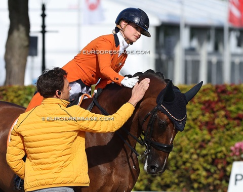 Laurens van Lieren helps girlfriend Devenda Dijkstra warm up Hero
