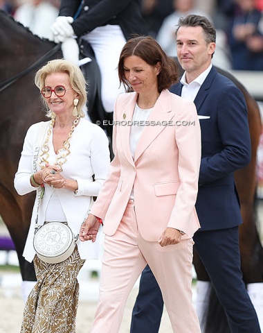 Aachen CEO Stephanie Peters (middle) with Lindt Deutschland CEO Michal Spiller (right). Lindt chocolate took over from Deutsche Bank as title sponsors in Aachen for dressage