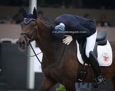Antoine Nowakowski kisses Ein Sunny Boy