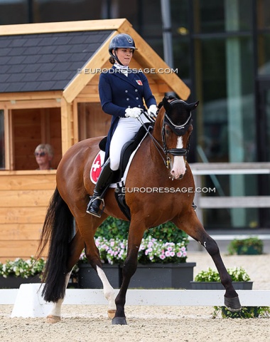 Swiss Emily Weseloh on Be Happy (by Brisbane x De Niro)