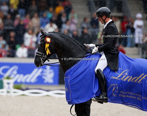 Justin Verboomen catching the rain with his hand in the prize giving ceremony