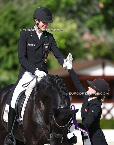 Danish Sara Aagaard Hyrm fixes Cadeau Noir's ribbon and gets a high five