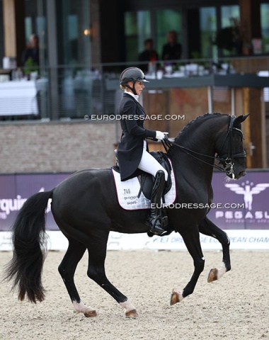 A top 10 finish for Isabel Freese and Total Hope. The hindlegs were too much out in pi-pa today, but most of the canter work was exceptional