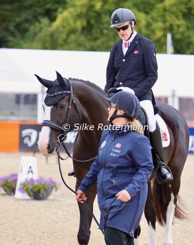 Mette Klose Nielsen, 2024 FEI Groom of the Year nominee, picks up Aladdin and Jens Lasse Dokkan after their ride