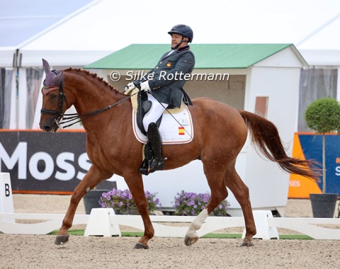 First to go in the pouring rain on Wednesday morning was Spaniard Félix Gómez González with the 18-year-old Hanoverian Merlin.