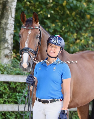 The always happy looking Westfalian gelding Escari (by Escamillo x Diamond Hit) and Norma Paoli awaiting the vet check