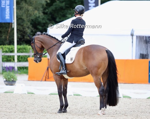 Germany’s Melanie Wienand and Lemony’s Loverboy demonstrate an exemplary halt at the beginning of their ride