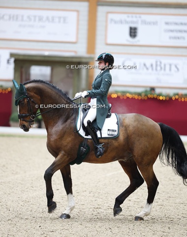 German based Russian born Armenian Elizaveta Khaik on Christian Lanterdinger and Franz Josef Stöckl's James Bond, previously shown by Franz Trischberger