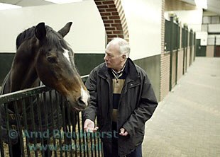 Wiepke van de Lageweg with Nimmerdor at home in 2003 :: Photo © Arnd Bronkhorst