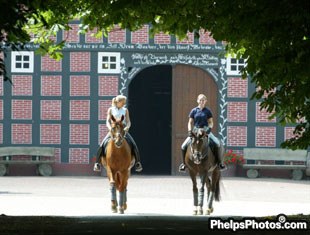 Lisa Wilcox and Suzanne Laporte outside Gestüt Vorwerk in Cappeln, Germany :: Photo © Mary Phelps