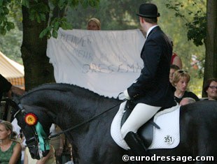 Dresemann (Daidalos x Wolkenstein II) fans holding up banner when Dresemann entered the ring for the award ceremony. The text says: "Keiner Macht Uns Mehr An Als Dresemann" meaning, "No One Lights My Fire More than Dresemann"