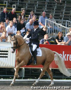 Anne von Negri on Deinhard B :: Photo © Astrid Appels