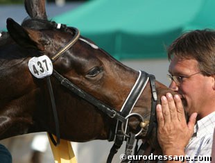 Owner Josef Wilbers kisses his champion, FS Sandro Classic