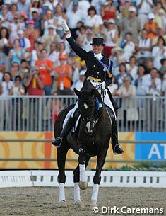 Anky van Grunsven and Salinero's lap of honour at the 2004 Olympic Games