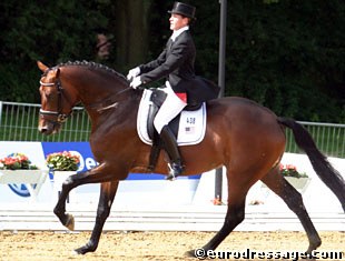 Dorie Addy-Crow on Sir Sinclair at the 2004 World Young Horse Championships :: Photo © Astrid Appels