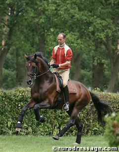 Hans Peter Minderhoud schooling Florencio at the 2004 World Young Horse Championships in Verden :: Photo © Astrid Appels