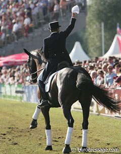 Kyra Kyrklund's Max waving goodbye to the audience at 2005 CDIO Aachen