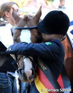 Helena Camp kisses Voyager