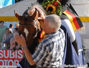 Proud and loving breeder Norbert Humpf pats Moses (by Metteur).