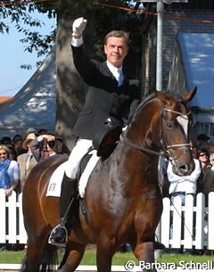 Fist in the air: Dr. Ulf Möller wins another Bundeschampionate. This time on Sir Donnerhall (by Sandro hit x Donnerhall)