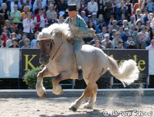 Standing ovation for a da capo of last year's comedy on horseback in the break before the prize-giving ceremony of the 6-year old Dressage Horses