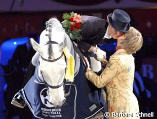 Ann Kathrin Linsenhoff congratulates Carola Koppelmann on Comic Hilltop for winning the 2006 Nurberger Burgpokal Finals :: Photo © Barbara Schnell