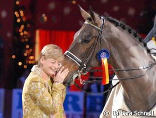 Show organizer Ann Kathrin Linsenhoff cuddles with Solos Carex :: Photo © Barbara Schnell
