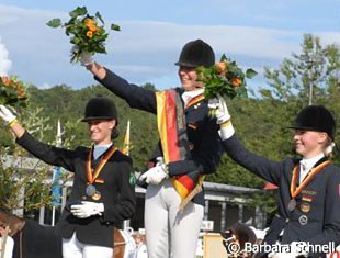Pony podium: Louise Luttgen (silver), Lydia Camp (gold), Sanneke Rothenberger (bronze)