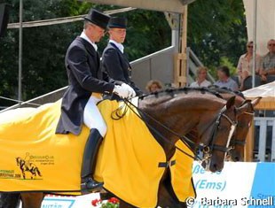 Best male & female rider of the whole event: Hubertus Schmidt, who loaned Blue Hors Cavan for the award ceremony, and Anky van Grunsven on Krack C