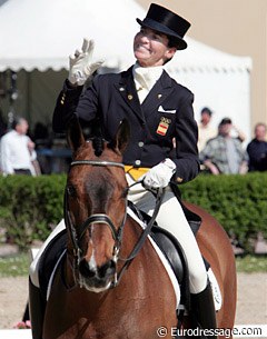 A very happy Beatriz waving to the crowds.