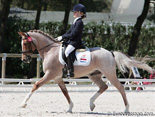 Also one of the youngest FEI pony riders was the Dutch Maria van den Dungen. The twelve year old Maria competed Milkshake and was the third best performing Dutch pony rider in Saumur.