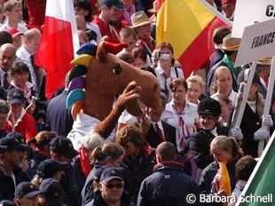 The mascotte "Karli" walks through the teams