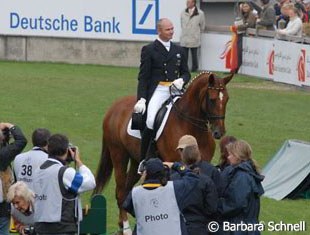 Hubertus Schmidt and Wansuela Suerte leaving the ring